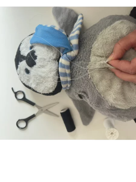 vue d'une réparation d'une peluche couture à la main tarif variable selon état de la réparation